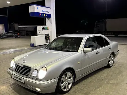 Mercedes-Benz E 320 1996 года за 2 700 000 тг. в Алматы