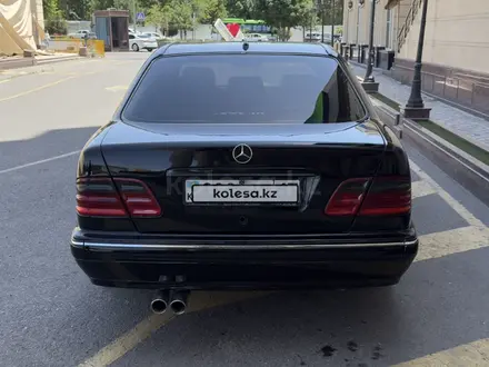 Mercedes-Benz E 320 2001 года за 3 900 000 тг. в Шымкент – фото 2