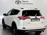 Toyota RAV4 2018 года за 12 450 000 тг. в Астана – фото 2