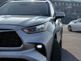 Toyota Highlander 2023 года за 26 000 000 тг. в Шымкент – фото 2