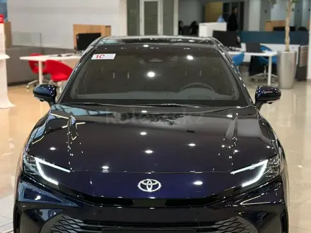 Toyota Camry Luxe 2026 года за 23 190 000 тг. в Алматы – фото 2