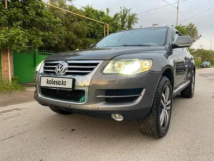 Volkswagen Touareg 2007 года за 8 500 000 тг. в Алматы – фото 2