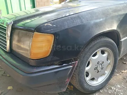 Mercedes-Benz E 200 1991 года за 750 000 тг. в Мерке – фото 2