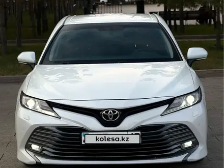 Toyota Camry 2019 года за 12 050 000 тг. в Астана – фото 2