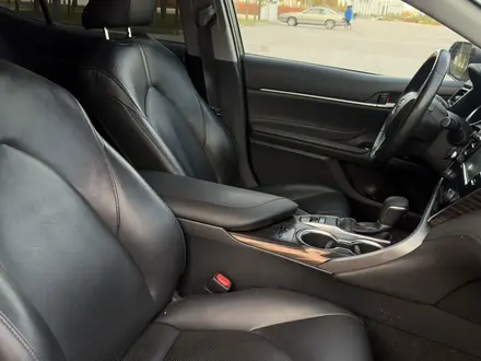 Toyota Camry 2019 года за 12 050 000 тг. в Астана – фото 20