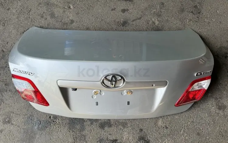 Оригинальная крышка багажника на Toyota Camry 40 за 40 000 тг. в Алматы