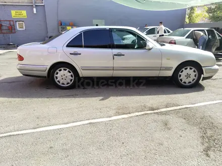 Mercedes-Benz E 230 1996 года за 2 550 000 тг. в Шымкент – фото 3