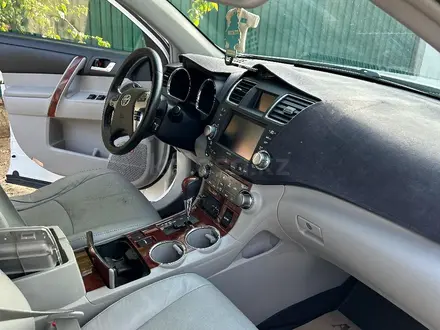 Toyota Highlander 2010 года за 10 000 000 тг. в Атырау – фото 16