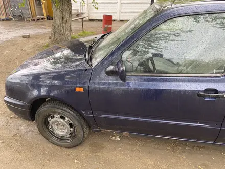 Volkswagen Golf 1993 года за 578 000 тг. в Актобе – фото 2