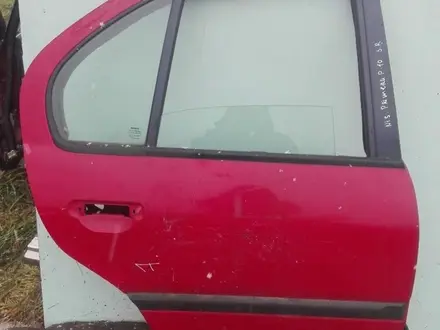 Дверь задний правый на Nissan Primera P10 + за 5 000 тг. в Тараз