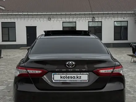 Toyota Camry 2018 года за 14 500 000 тг. в Атырау – фото 3