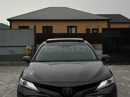 Toyota Camry 2018 года за 14 500 000 тг. в Атырау – фото 2