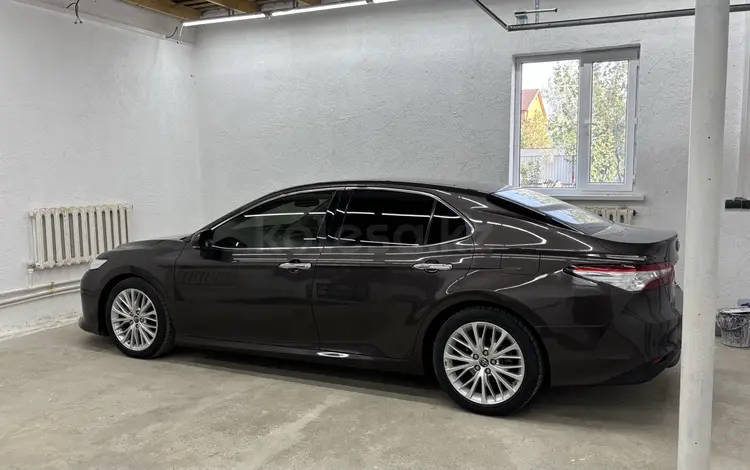 Toyota Camry 2018 года за 14 500 000 тг. в Атырау