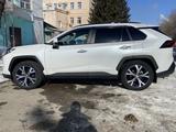 Toyota RAV4 2020 года за 17 500 000 тг. в Усть-Каменогорск – фото 2