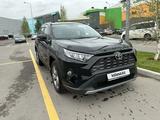 Toyota RAV4 2021 года за 14 300 000 тг. в Алматы