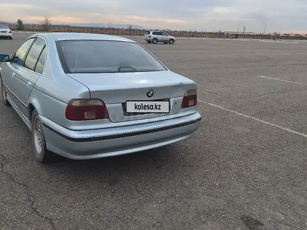 BMW 523 1997 года за 2 900 000 тг. в Сарыозек – фото 4