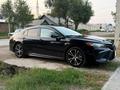 Toyota Camry 2019 года за 9 750 000 тг. в Актобе – фото 2
