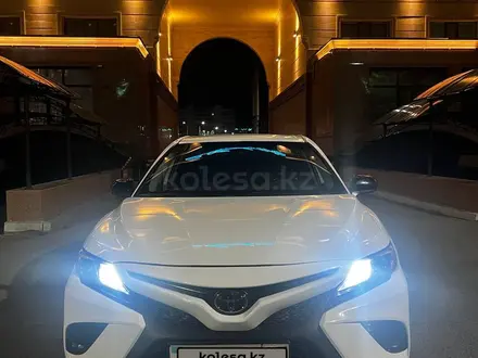 Toyota Camry 2020 года за 12 900 000 тг. в Уральск – фото 2