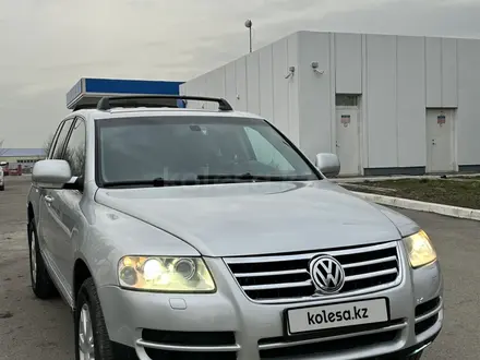 Volkswagen Touareg 2005 года за 3 500 000 тг. в Алматы – фото 4