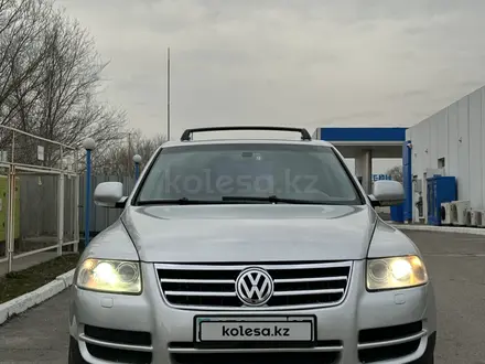 Volkswagen Touareg 2005 года за 3 500 000 тг. в Алматы – фото 3