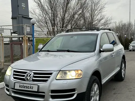 Volkswagen Touareg 2005 года за 3 500 000 тг. в Алматы – фото 5