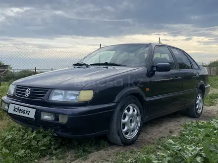 Volkswagen Passat 1996 года за 1 980 000 тг. в Актобе – фото 2