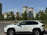 Toyota RAV4 2021 года за 15 000 000 тг. в Астана – фото 2