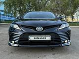 Toyota Camry 2021 года за 15 190 000 тг. в Караганда – фото 2