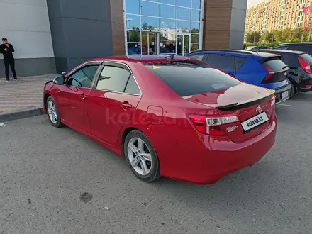 Toyota Camry 2014 года за 10 200 000 тг. в Актобе – фото 2