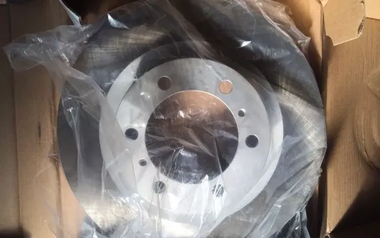 Оригинальный передний тормозной диск на Nissan Patrol y62 за 80 000 тг. в Алматы