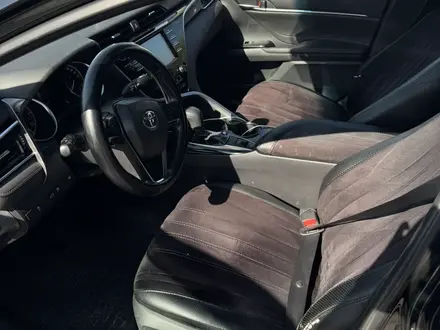 Toyota Camry 2018 года за 11 300 000 тг. в Алматы – фото 11