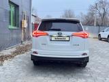 Toyota RAV4 2016 года за 9 800 000 тг. в Атырау – фото 4