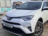 Toyota RAV4 2015 года за 11 600 000 тг. в Атырау – фото 2