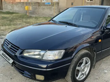 Toyota Camry 1998 года за 2 800 000 тг. в Шымкент – фото 2