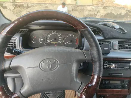 Toyota Camry 1998 года за 3 800 000 тг. в Байконыр – фото 10