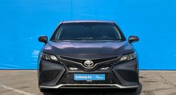 Toyota Camry 2021 года за 13 780 000 тг. в Алматы – фото 2