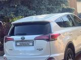 Toyota RAV4 2017 года за 12 700 000 тг. в Актобе