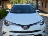 Toyota RAV4 2017 года за 12 700 000 тг. в Актобе – фото 2