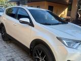 Toyota RAV4 2017 года за 12 700 000 тг. в Актобе – фото 4