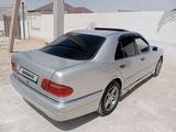 Mercedes-Benz E 280 1996 года за 2 200 000 тг. в Жанаозен – фото 2