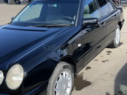 Mercedes-Benz E 230 1998 года за 2 700 000 тг. в Караганда – фото 16