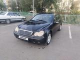 Mercedes-Benz C 180 2001 года за 2 900 000 тг. в Караганда – фото 2