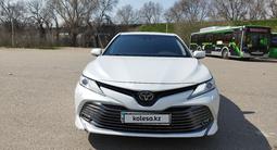 Toyota Camry 2018 года за 13 700 000 тг. в Алматы – фото 3