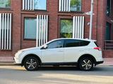 Toyota RAV4 2016 годаүшін8 960 000 тг. в Уральск – фото 3