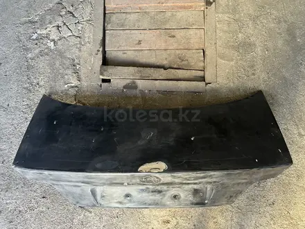 Багажник (крышка багажника) BMW E36 седан за 5 000 тг. в Караганда – фото 2