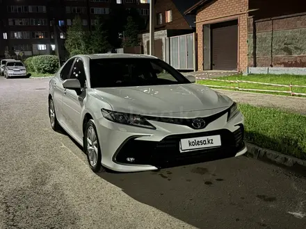 Toyota Camry 2023 года за 16 300 000 тг. в Астана