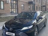 Toyota Camry 2018 года за 14 200 000 тг. в Актобе – фото 2