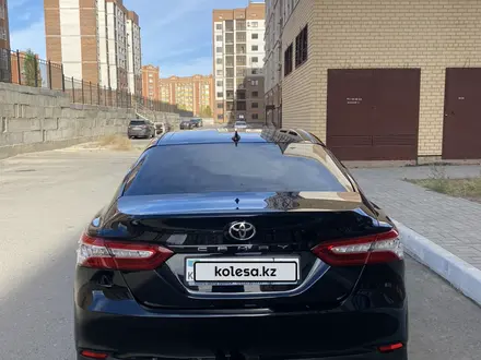 Toyota Camry 2018 года за 14 200 000 тг. в Актобе – фото 5