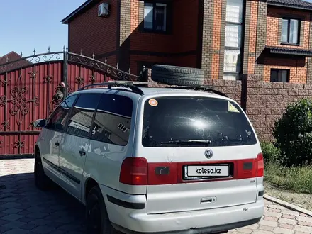 Volkswagen Sharan 2002 года за 3 500 000 тг. в Актобе