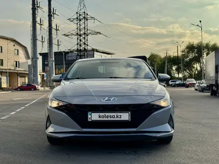 Hyundai Elantra 2022 года за 6 890 000 тг. в Алматы – фото 2